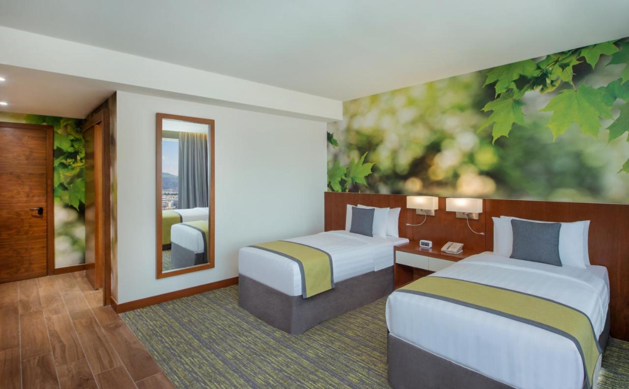 Wyndham Garden Muscat Al Khuwair Hotell Exteriör bild